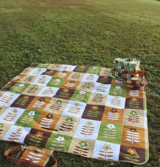 Waterproof Picnic Mat -- ‘Daisy Chain’