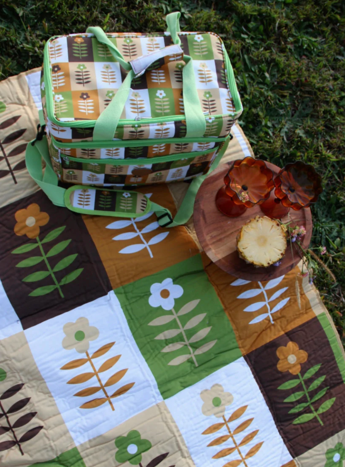 Waterproof Picnic Mat -- ‘Daisy Chain’